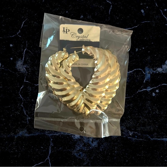 Jewelry - Heart Hoops 💕